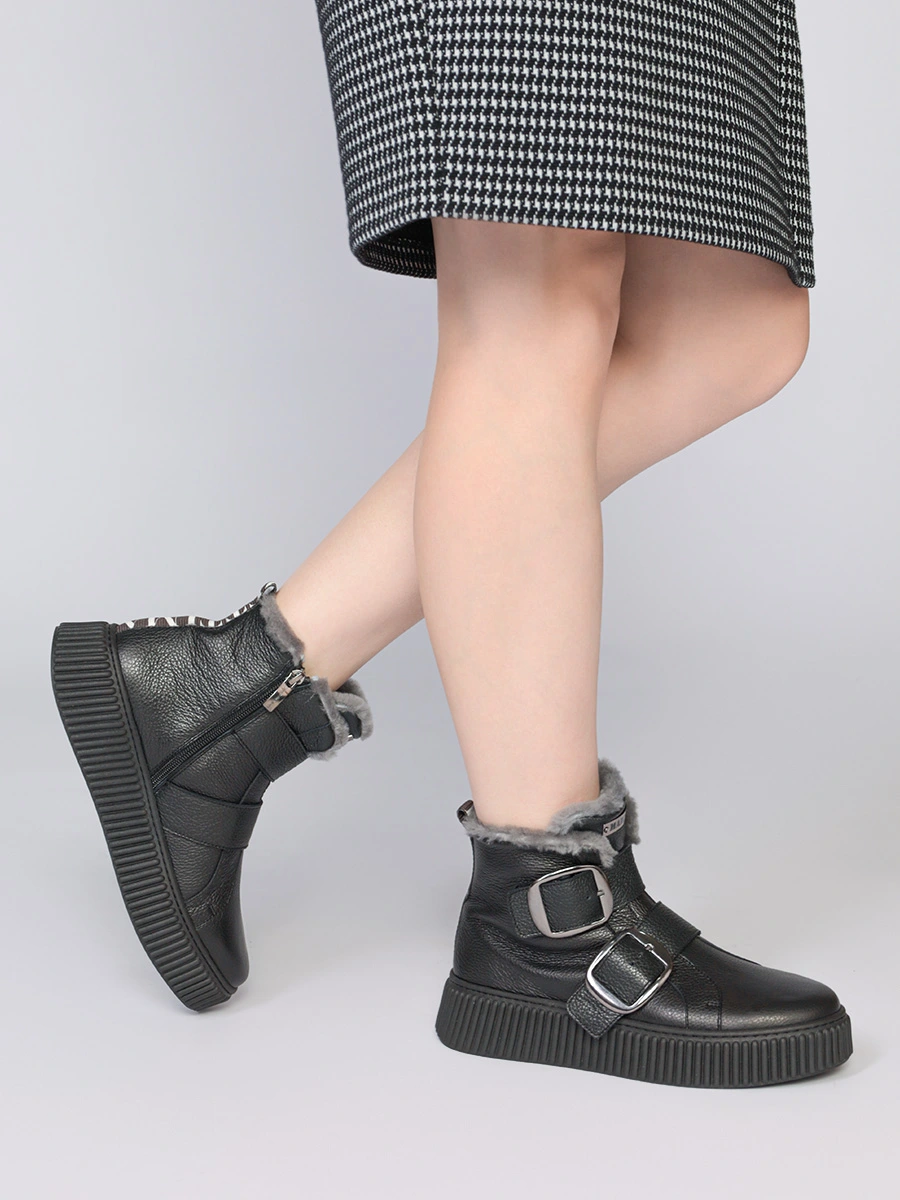 Ботинки с меховой оторочкой на объемной подошве